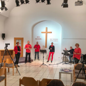 Hier probt das Musikteam der EFG-Mühlhausen für den nächsten Onlinegottesdienst aus Mühlhausen